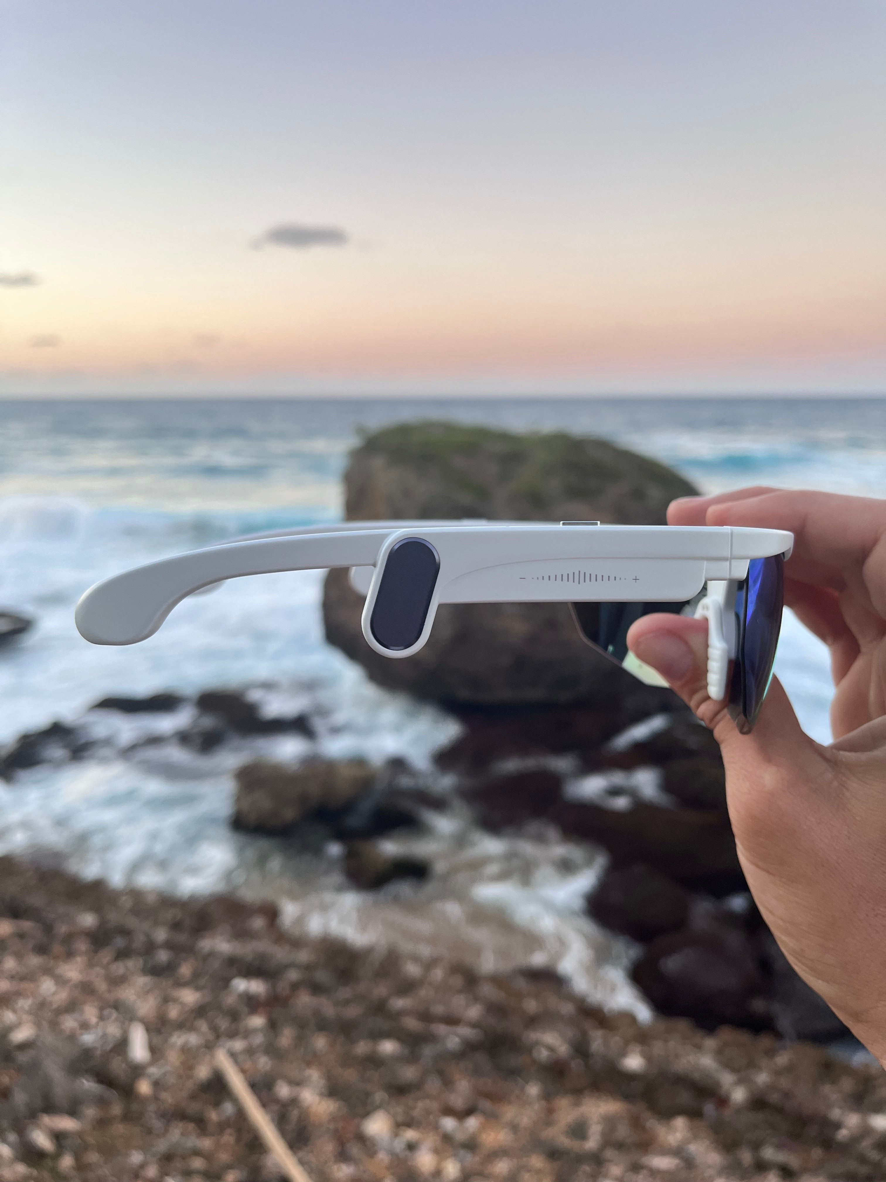 SmartWave Velocity Sport gafas inteligentes deportivas con cámara integrada, lentes espejo, Bluetooth y resistencia al sudor
